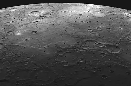 Cratères envahis par la lave et plaines d’épanchement d’anciens volcans.