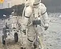 Alan Shepard à l'entraînement dans un champ.