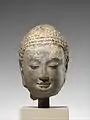 • Tête de Bouddha.• Époque: Dynastie Qi du Nord milieu du VIe siècle.• Calcaire avec traces de pigments et dorures.• Hauteur: 24,1 cm.• Metropolitan Museum of Art, New-York.