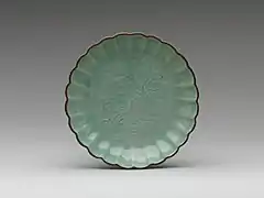 Assiette à bord festonné et à décor incisé sous couverte céladon, porcelaine de Hizen, type Imari, mi-XVIIe siècle (Metropolitan Museum of Art).