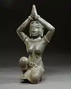 Reine khmère (?) dans une posture d'adoration. XIe s. Bronze, autrefois doré et incrusté. H. 43,2 cm. Met