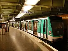 Photographie d'une vue d'un quai de métro souterrain avec une rame moderne sur la droite