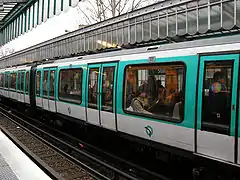 Vue latérale d'un MF 01 en livrée RATP.