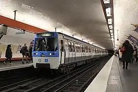 Rame no 166 rénovée avec la livrée d'Île-de-France Mobilités, à la station Place Monge.