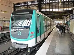 Une rame MF 01 de la ligne 5 à la station Gare d'Austerlitz (juin 2011).