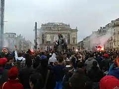 Supporteurs sur la Place de la Comédie à Montpellier fêtant le titre du Montpellier HSC.