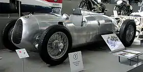 Photo d'une Auto Union Type C exposée dans un musée.