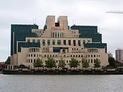 Comme dans Le monde ne suffit pas, le siège du MI6 est touché.