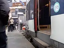 Vue d'une rame MI 84 avec le marchepied en position basse, gare Saint Lazare voie 16