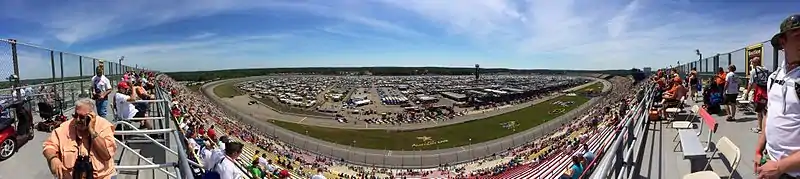 Vue panoramique du circuit lors d'une course en 2014