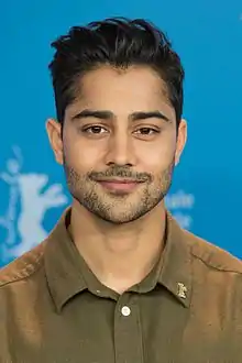 Manish Dayal interprète le Dr Devon Pravesh