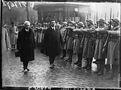 Un détachement du 43e RI présente les honneurs à Édouard Herriot et Henri Jaspar, à Lille le 16 novembre 1927.