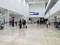 À l'intérieur de l'aéroport.