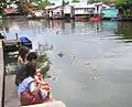 Offrande de fleurs à Mae Nak déposée dans le khlong Phra Khanong