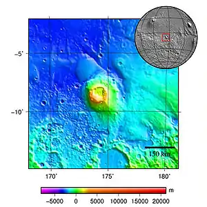 Apollinaris Patera, au sud-est d'Elysium Planitia, est un stratovolcan de 296 km de diamètre, avec une très grande caldeira d'environ 80 km de diamètre à 5 km d'altitude, peut-être due à une explosion pyroclastique.