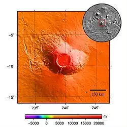 Arsia Mons, un volcan bouclier d'environ 435 km de diamètre pour 9 km de haut avec une énorme caldeira de 110 km de diamètre à 16 km d'altitude ; c'est le plus méridional des trois volcans des Tharsis Montes.