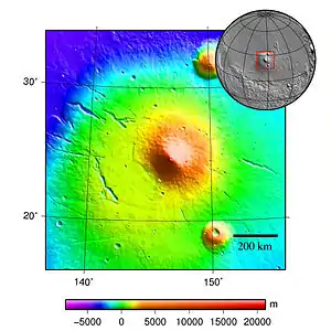 Elysium Mons, principal volcan d'Elysium Planitia, s'élève à 13 km au-dessus des plaines environnantes et mesure environ 240 km de large, avec un petit cratère circulaire de 14 km de diamètre.