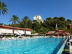 Vue depuis la piscine du Monte-Carlo Beach.