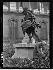 Cueillette des haricots aux abords du Louvre, au profit du Secours national du Maréchal Pétain – 23 août 1941, photographie de presse (agence Fulgur) pour Le Matin.