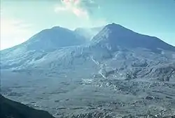 Le volcan quatre mois après l'éruption, photographié par Harry Glicken du même endroit que l'image précédente. Dans l'intervalle, le volcan est entré en éruption, tuant Johnston et dévastant la zone.