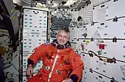 Marc Garneau se préparant à la rentrée sur Terre lors du vol STS-97 dans la navette spatiale Endeavour.