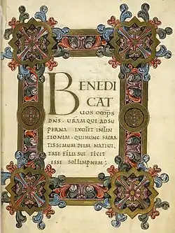 Une page calligraphiée dans un cadre richement décoré de couleur or avec des motifs floraux