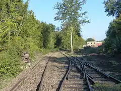 Les nouvelles installations de l'avant-gare de Crèvecœur, en septembre 2015 : à gauche la voie principale, au centre la voie de manœuvre avec la traversée jonction double donnant accès, à droite, à l'atelier.