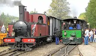 Deux trains stationnent à Butry le 3 octobre 2010.