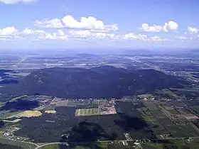 Le mont Yamaska vu des airs en parapente à 1 300 mètres d'altitude