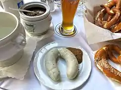 Saucisse blanche, moutarde douce, bretzel et bière.