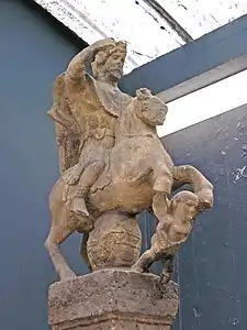 Photographie en couleurs d'une statue représentant un personnage barbu, un bras levé, sur un cheval au pied duquel se trouve un autre personnage.