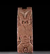 Bas-relief maori (Poupou) en Podocarpus totara.