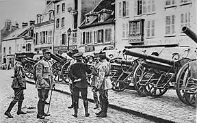 Les généraux Henri Joseph Eugène Gouraud, Henri Berthelot et le président Raymond Poincaré examinant des canons pris à l'ennemi. Le Miroir N° 247, 1915.