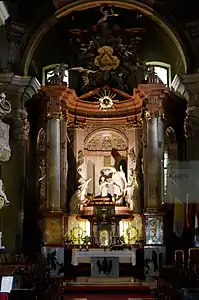 Maître-autel. Le groupe sculpté (Károly Bebo, 1773) représente Marie conduite enfant au temple de Jérusalem par sa mère Anne