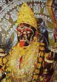 Le nom de l'idole de Kali adorée dans le temple est Bhavatarini. Ici, une image de la divinité ornée de bijoux  et d'autres accessoires.