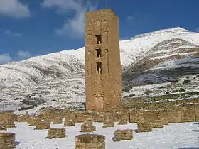 Photo de la Kalâa des Beni Hammad et de son minaret.