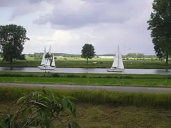 La Meuse avec des bateaux, près de Grave.