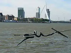 La Maasbeld, œuvre d'art du sculpteur néerlandais Auke de Vries, jouxte le pont.