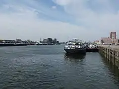 Bateau à quai sur le Maashaven.