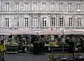 Façade sud, pendant le marché du vendredi