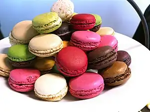 Macarons parisiens variés.