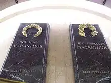 Deux plaques de marbre noir portant les inscriptions "Douglas MacArthur" et "Jean Faircloth MacArthur"