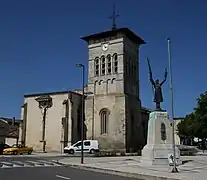 Le monument aux morts devant l'église Notre-Dame.