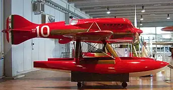 Le Macchi M.67, reconnaissable à ses radiateurs installés sur le côté du fuselage, du LTT Giovanni Monti, conservé au Musée historique de l'aviation militaire à Vigna di Valle (Italie).