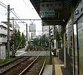 La ligne, ici à Machiya Nichōme, a un traitement de type ferroviaire...