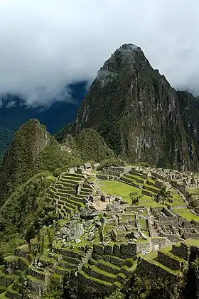 Le Huayna Picchu au-dessus des ruines de Machu Picchu.