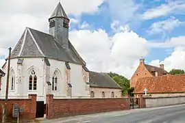 L'église, en bordure de route départementale.