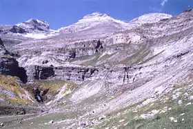 Les « Trois Sœurs » depuis le haut de la vallée d'Ordesa, de gauche à droite (d'ouest en est) : le cylindre du Marboré (3 325 m), le mont Perdu (3 355 m) et le soum de Ramond (3 257 m).