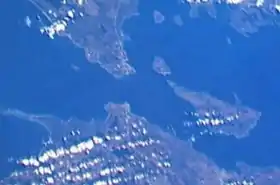 Vue aérienne du détroit de Mackinac. À droite, l'île Bois Blanc, la plus grande île de l'archipel.