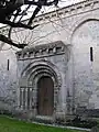 Le porche latéral de l'église.